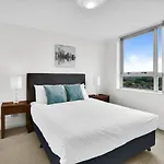 Modern Spacious Chatswood Apartment H1016