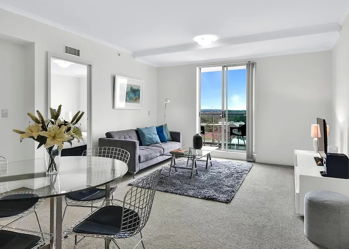Modern Spacious Chatswood Apartment H1016