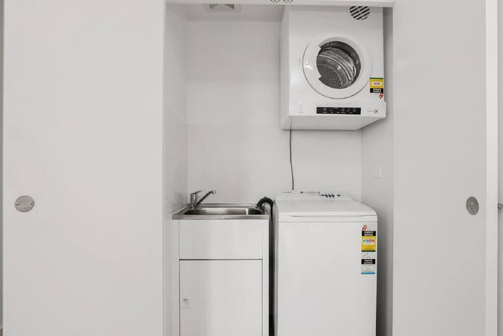 Modern Spacious Chatswood H1016 Sydney